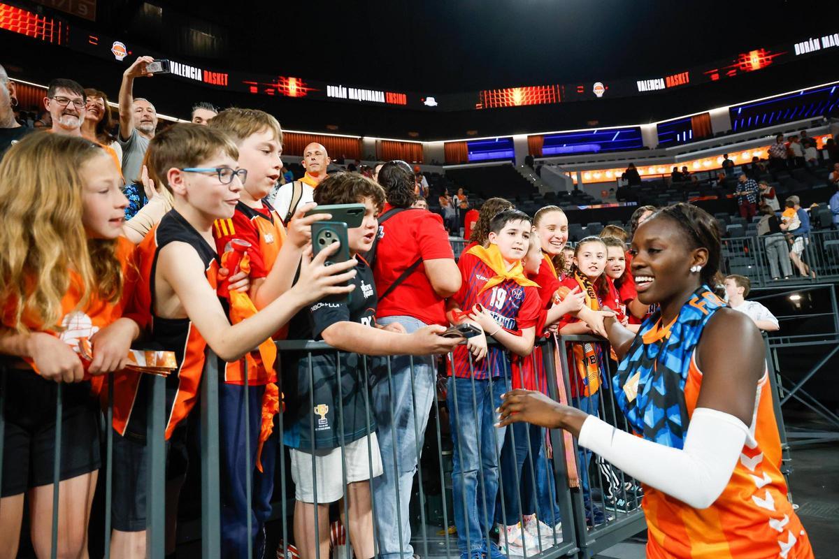 Así ha sido el regreso al Roig Arena de Awa Fam tras triunfar en el draft de la WNBA