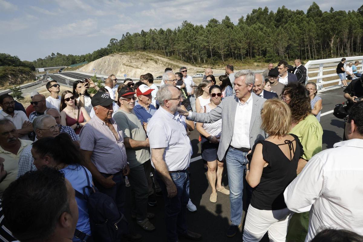 Alfonso Rueda con los vecinos que asitieron a la presentación del nuevo tramo.