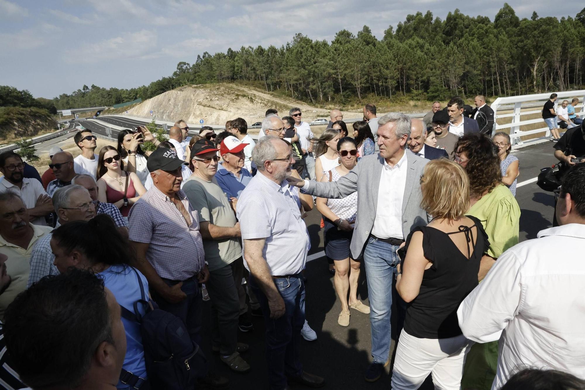 Alfonso Rueda con los vecinos que asitieron a la presentación.