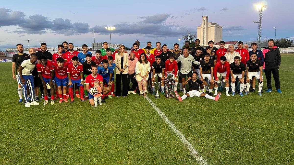 Foto de familia del CD Benavente y el Atlético Bembibre.