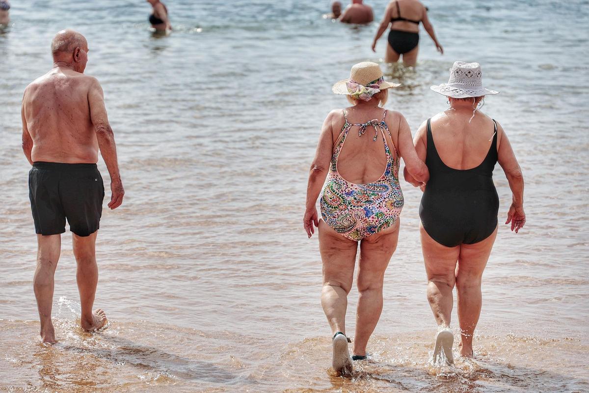 Los mayores van a la playa de Las Teresitas con Santa Cruz Vital