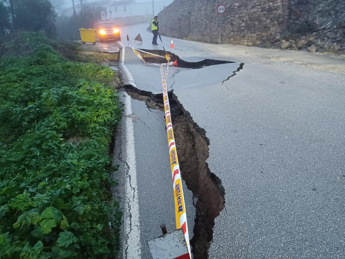 La plataforma de la carretera MA-6101 en Villanueva de Algaidas ha colapsado a la altura de la barriada La Parrilla