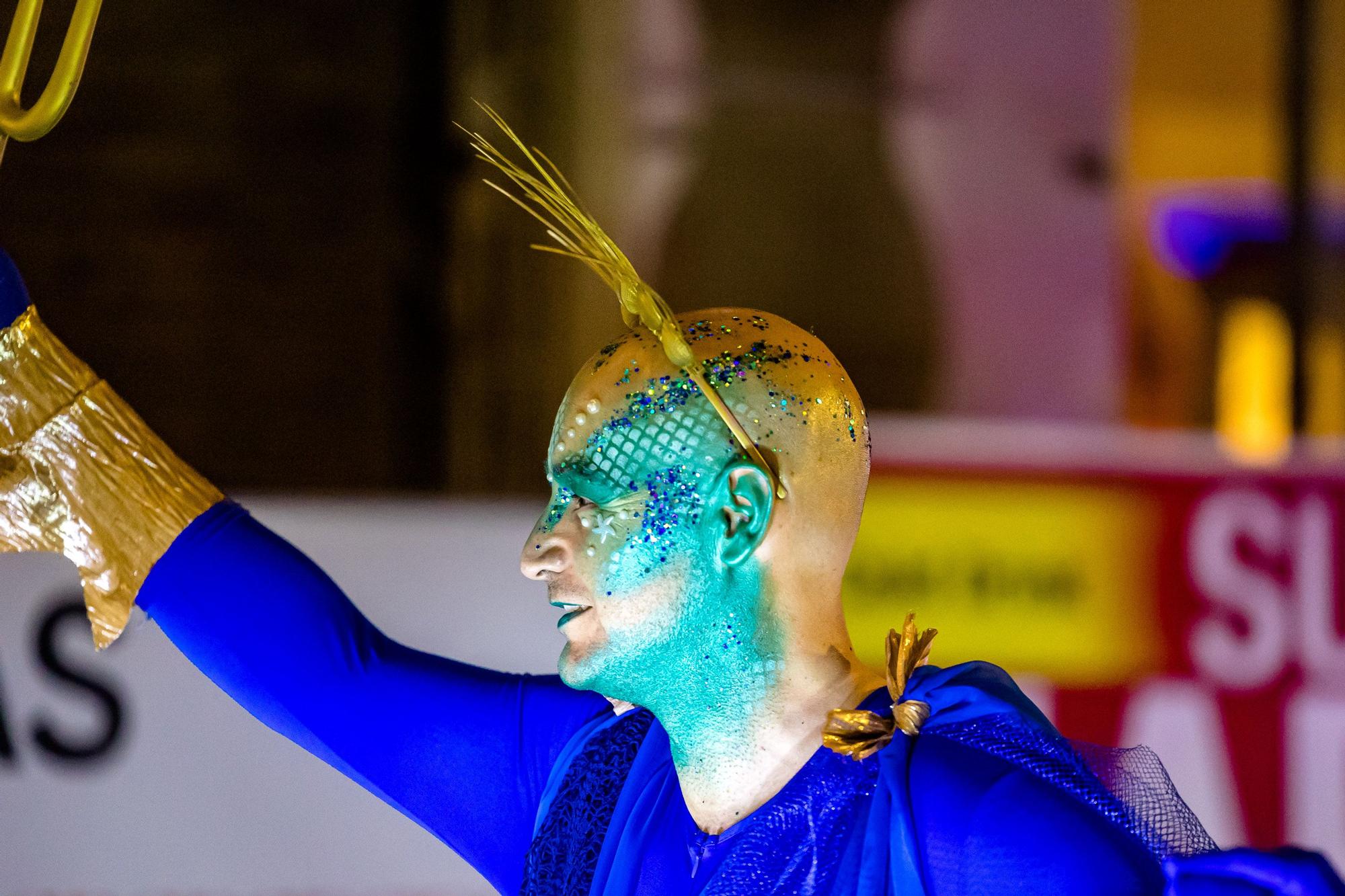 Desfile de carrozas y castillo de fuegos para despedir las Fiestas de Benidorm