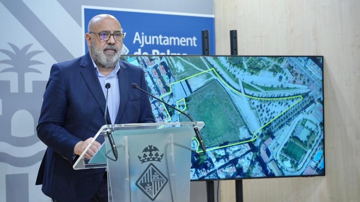 El alcalde de Palma, Jaime Martínez, en la presentación del concurso de anteproyectos para la creación de un pabellón deportivo en el antiguo Lluís Sitjar.