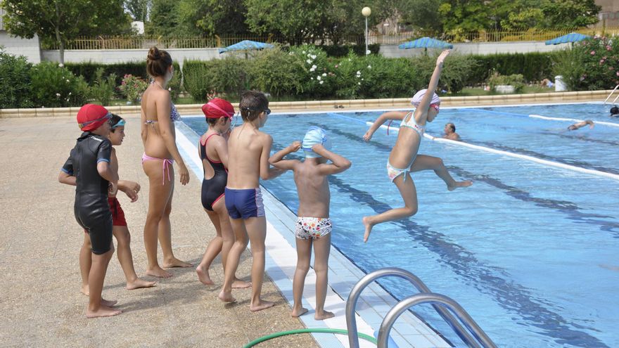 Las piscinas del Actur abren a medio gas por una avería