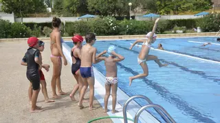 Las piscinas del Actur abren a medio gas por una avería