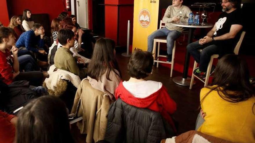 Público asistente a la charla de Sebas G. Mouret, sentado a la izquierda junto a Jorge Iván Argiz, ayer, en un hotel de la ciudad.