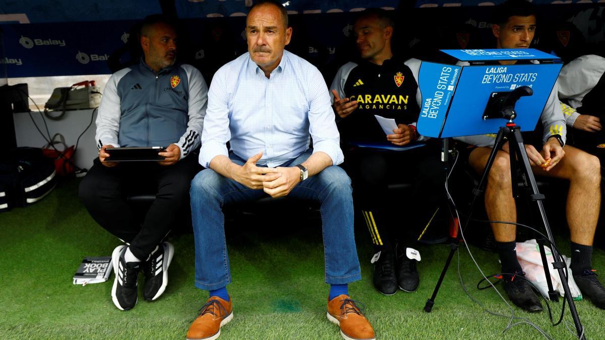 Víctor Fernández, en el banquillo de La Romareda en el partido ante el Burgos.