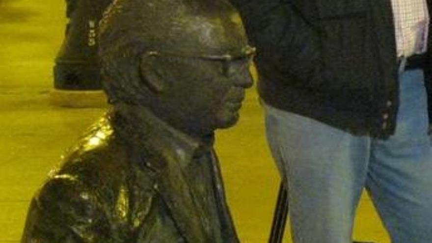 La estatua de Vicent Andrés Estellés.