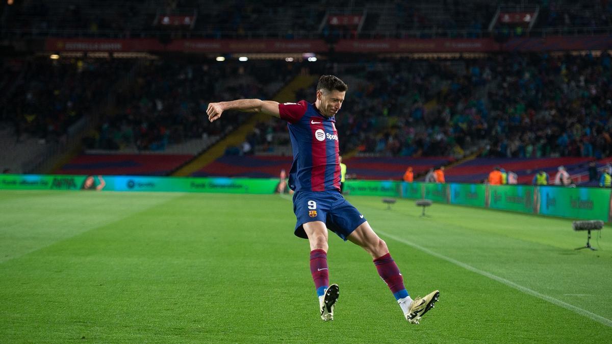 Lewandowski celebra su tercer gol al Valencia en Montjuïc.