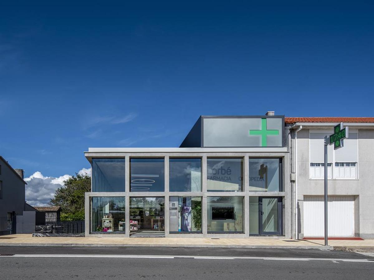 Vivienda y farmacia en Lorbé (Oleiros)