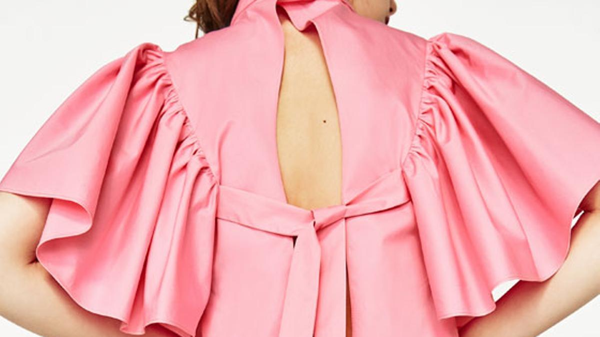 Tendencia 'pink', camisa con lazo en la espalda de Zara (22,95€)