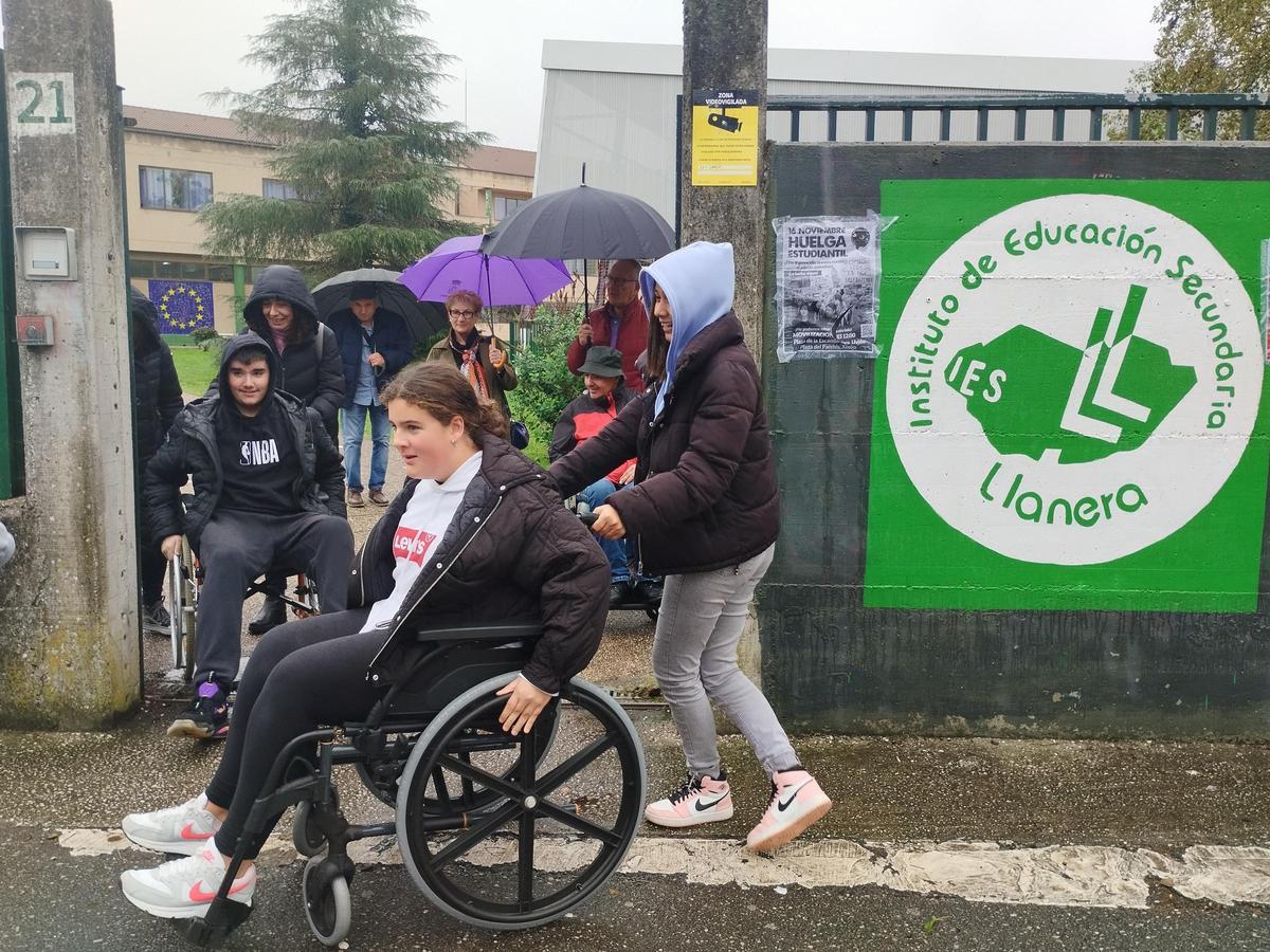 Los estudiantes salen del instituto de Llanera en silla de ruedas.