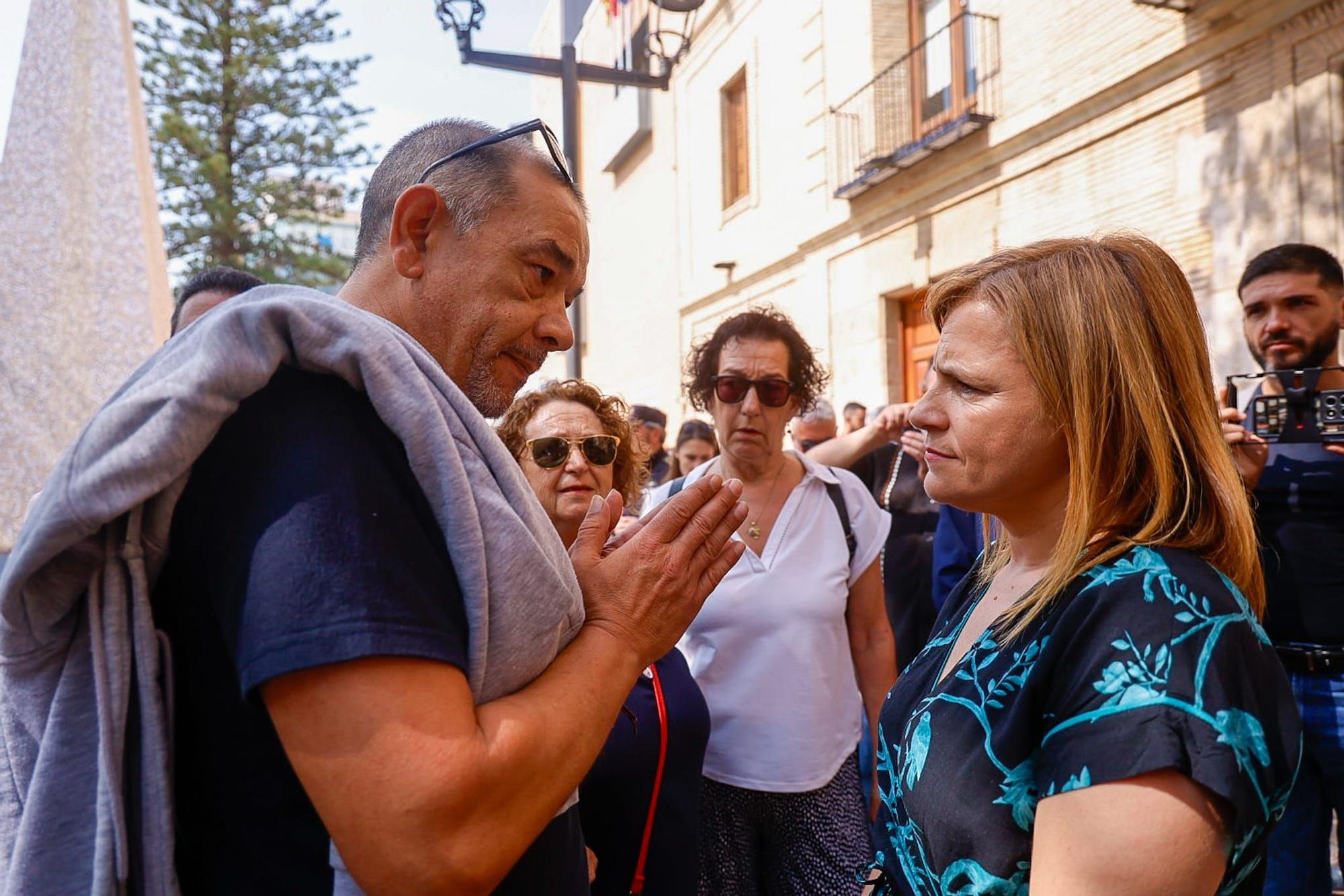 Una vecina de Catarroja lleva una bolsa de fango de la dana a la visita del ministro y Bernabé