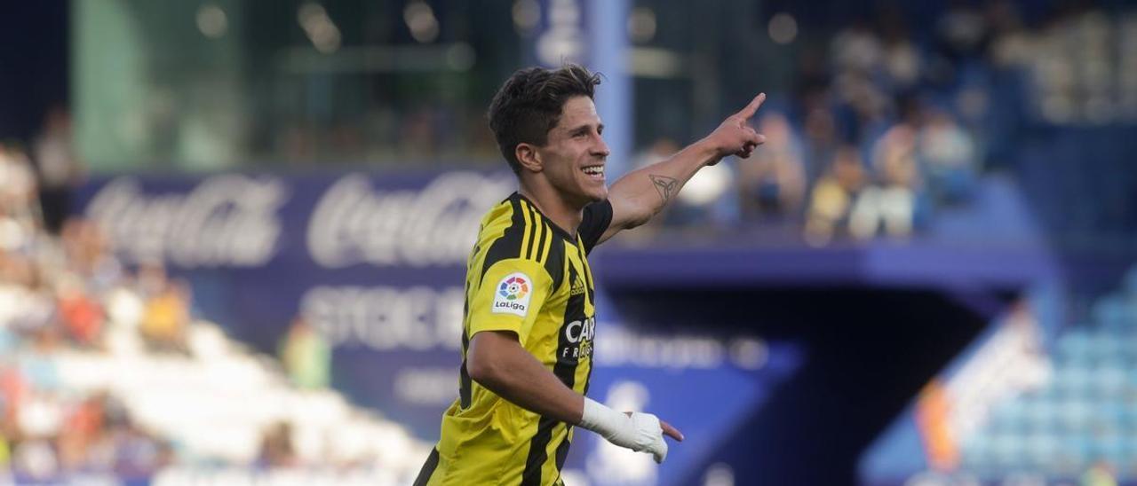 Giuliano celebra uno de sus dos goles en El Toralín.