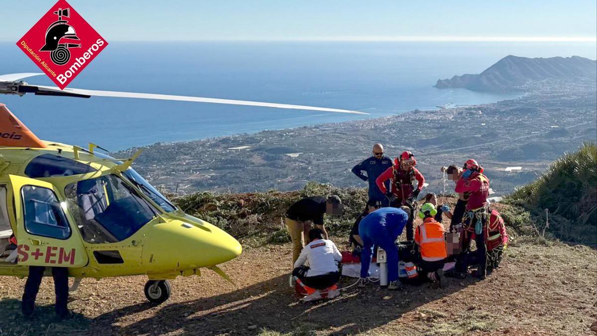 Los servicios médicos estabilizan al senderista.