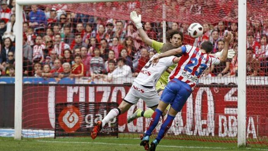 Ricardo intenta detener un remate de Barral en un Sporting-Osasuna. // Alberto Morante
