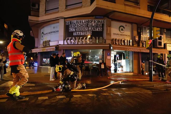 En imágenes | Susto por un incendio en el interior de un histórico bar de Las Fuentes