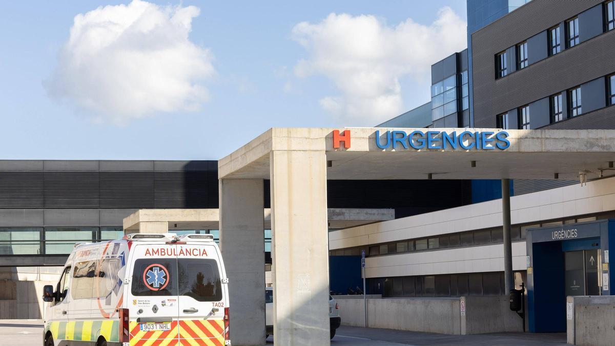 Una ambulancia delante de urgencias del hospital Can Misses.