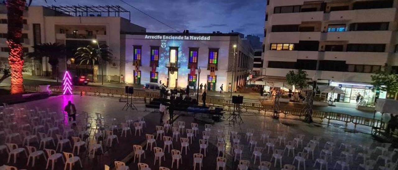 Iluminación de uno de los edificios, el viernes, en Arrecife, sin público al suspenderse los actos musicales por la lluvia.