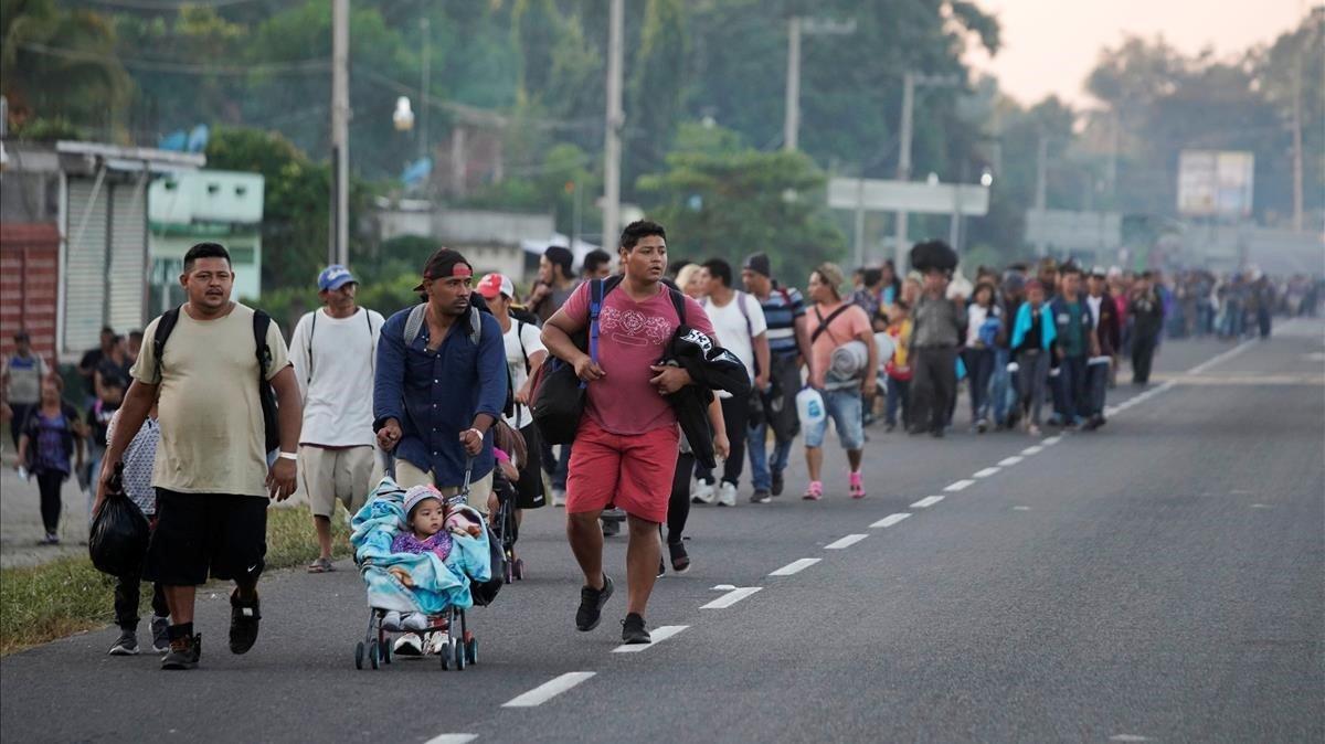 Emigrantes caminando durante su viaje a Estados Unidos, en las afueras de Ciudad Hidalgo, México.