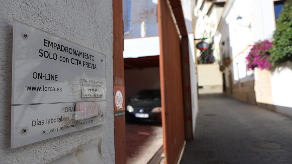 Acceso a la oficina de empadronamiento de Lorca.