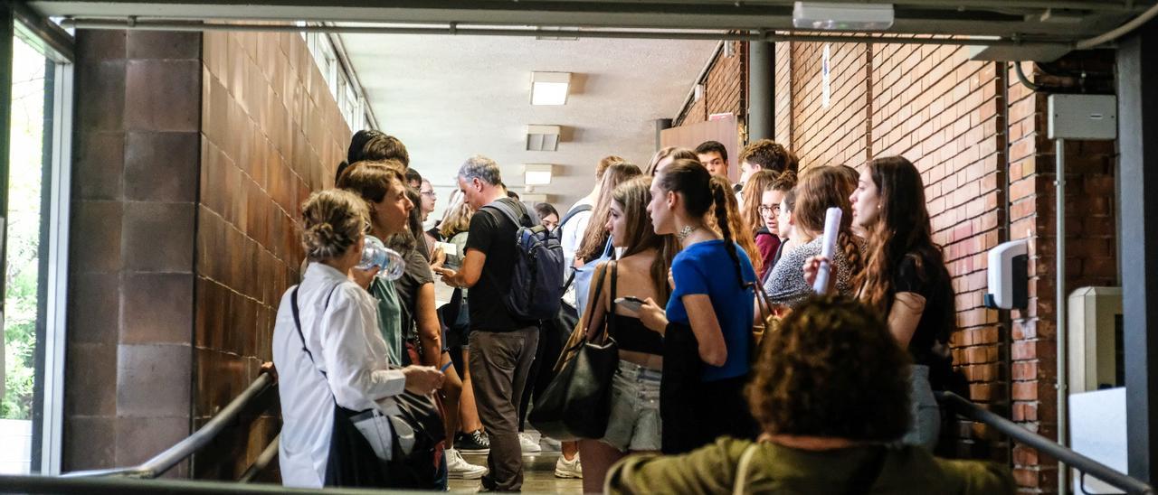 Alumnado de segundo de bachillerato el primer día de la selectividad del curso pasado.