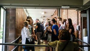 Alumnado de segundo de bachillerato el primer día de la selectividad del curso pasado.