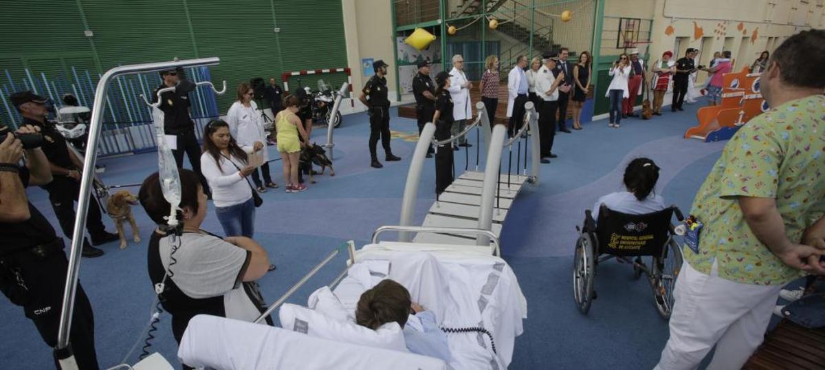 La Policía visita a los niños ingresados en oncología del Hospital General