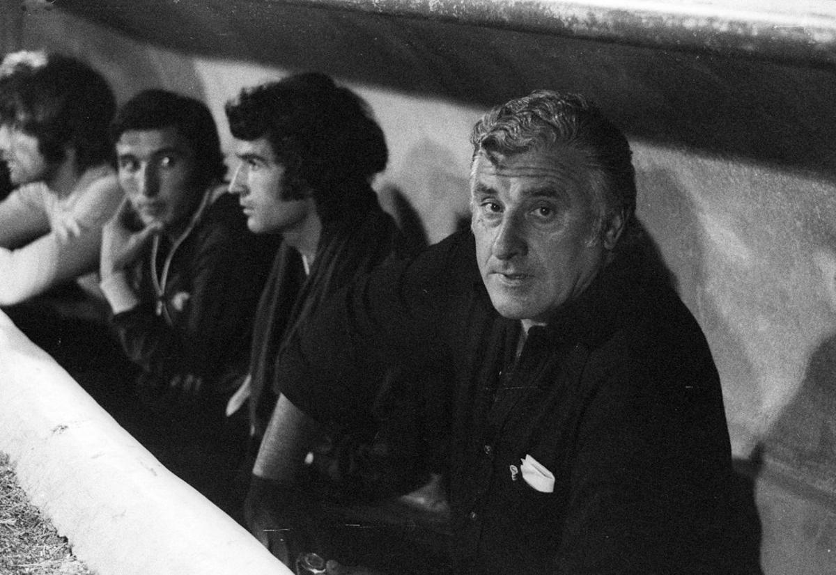 Néstor Rossi, en el banquillo del antiguo estadio de Altabix