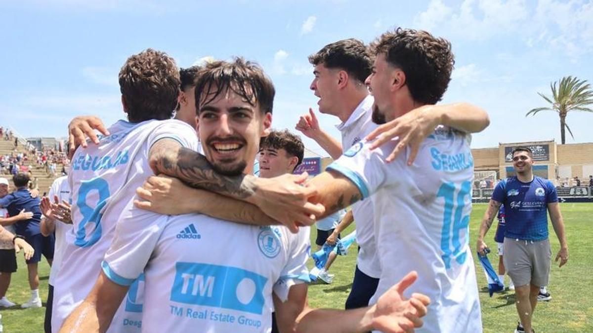 Los jugadores del SC Torrevieja celebran el ascenso conseguido en el Guillermo Amor de Benidorm.