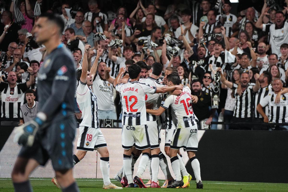 Eufórica celebración del 1-0 de Brignani al Almería.