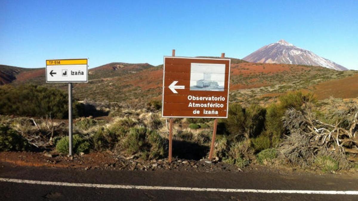 Carteles que dirigen a Izaña, en el Parque Nacional del Teide.