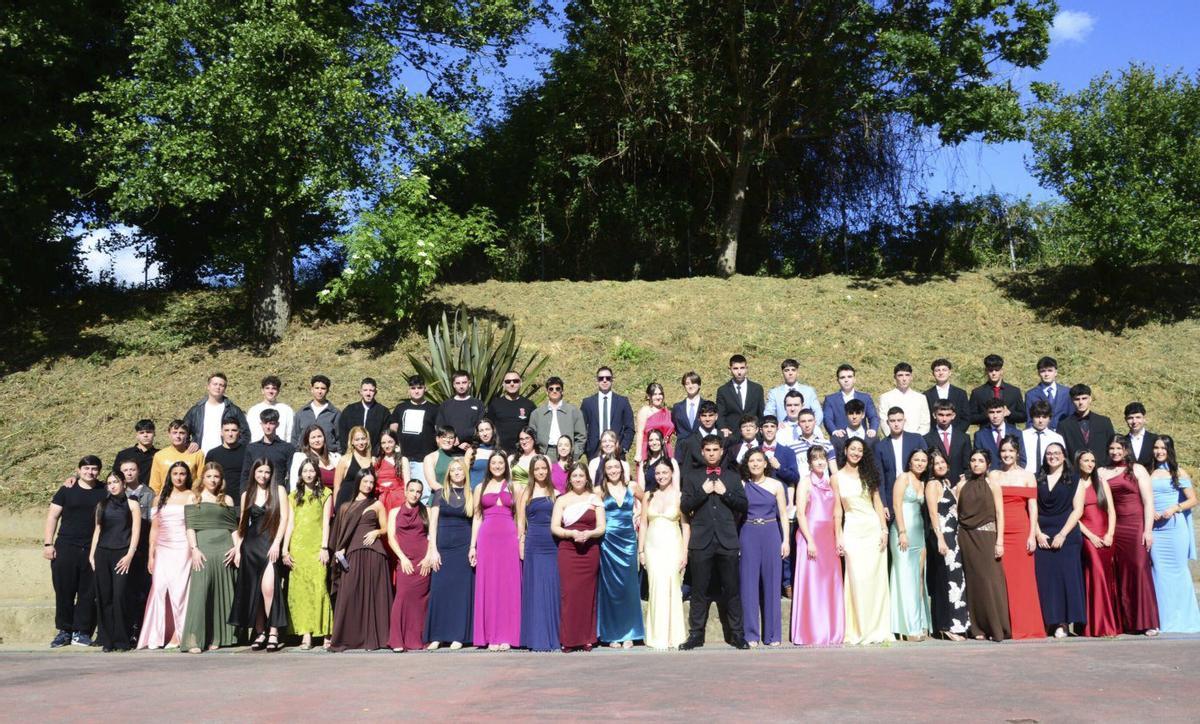 Vestidos de gala en la graduación de ciclos y Bachillerato en el instituto A Paralaia. | GONZALO NÚÑEZ