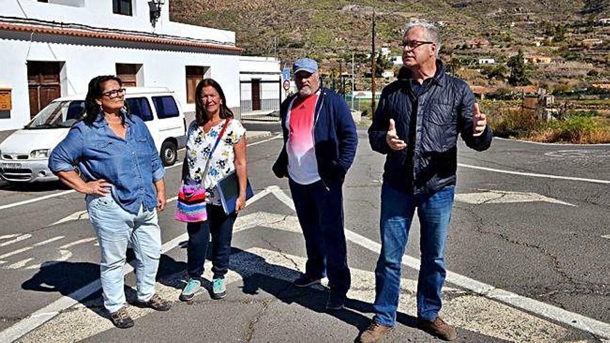 Por la izquierda, Flori, Marina, Víctor y Antonio Hidalgo, presidente de la asociación de vecinos de Cercados de Araña.