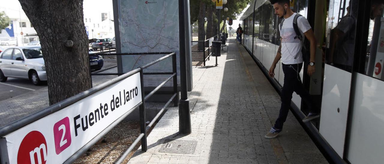 Un usuario baja del metro en el polígono Fuente del Jarro.