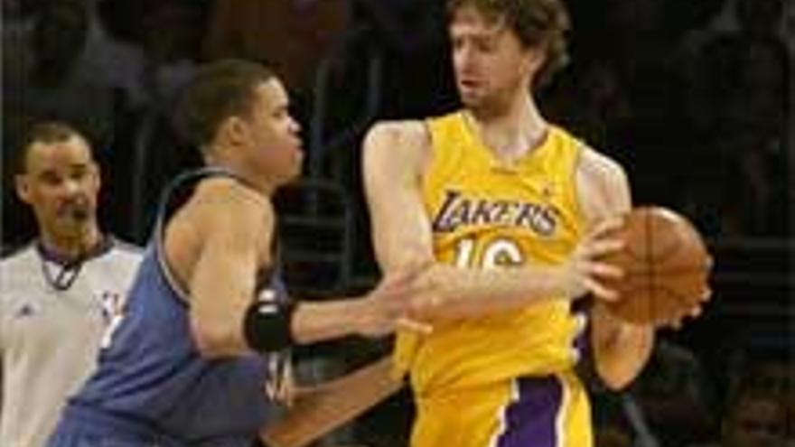 Los Lakers liquidan a los Wizards por la vía rápida