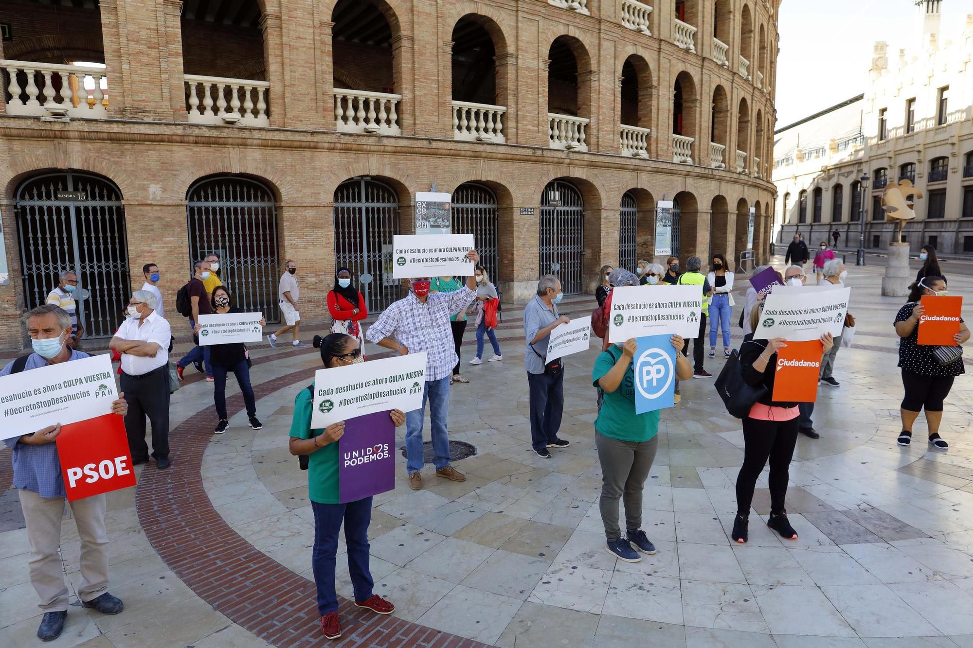 Protesta contra los desahucios en la Plaza de Toros de València