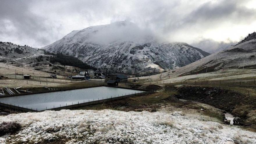 Nevadas en el Pirineo y rachas muy fuertes de viento en el valle del Ebro