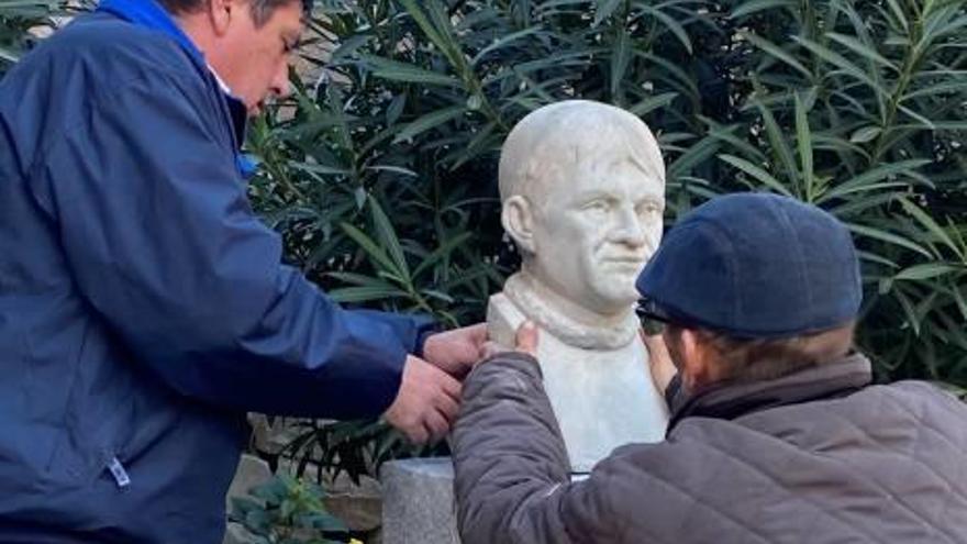 Instalación del busto.