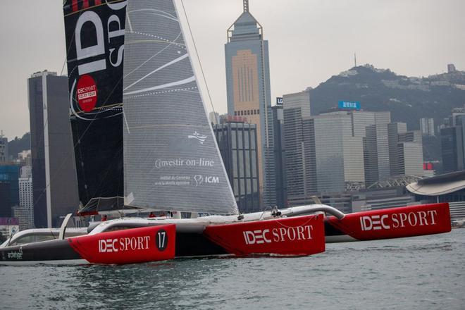 El trimaran IDEC SPORT, pilotado por Francis Joyon, navega en el Victoria Harbour en Hong Kong, China.