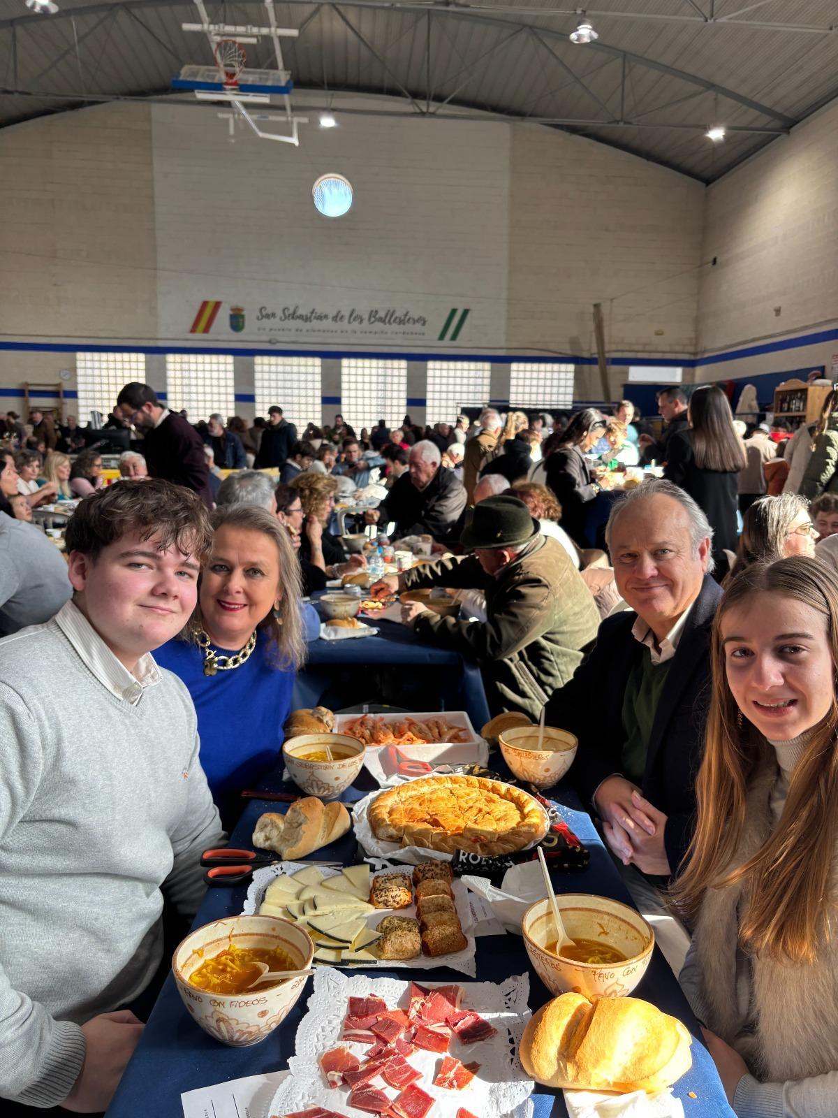 Una familia degusta el pavo con fideos en San Sebastián de los Ballesteros.