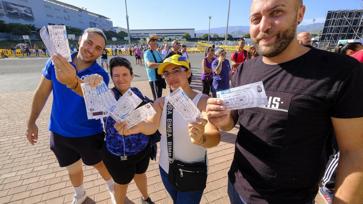 Los aficionados con la venta de entradas para el derbi UD Las Palmas-CD Tenerife.