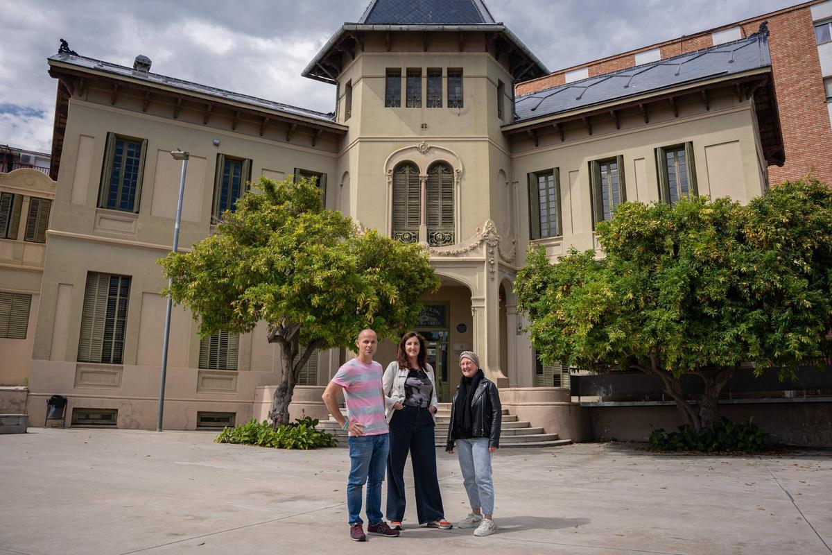 Álex, Regina y Salomé, madres y padres de tres familias que reclaman mejoras en la escuela de música de Santa Coloma.