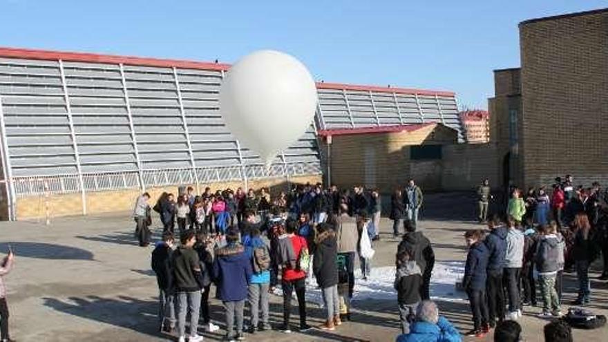 Inflado del globo de helio.