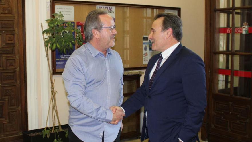 El alcalde Francisco Guarido recibe en el Ayuntamiento de Zamora al embajador de Cuba en España.