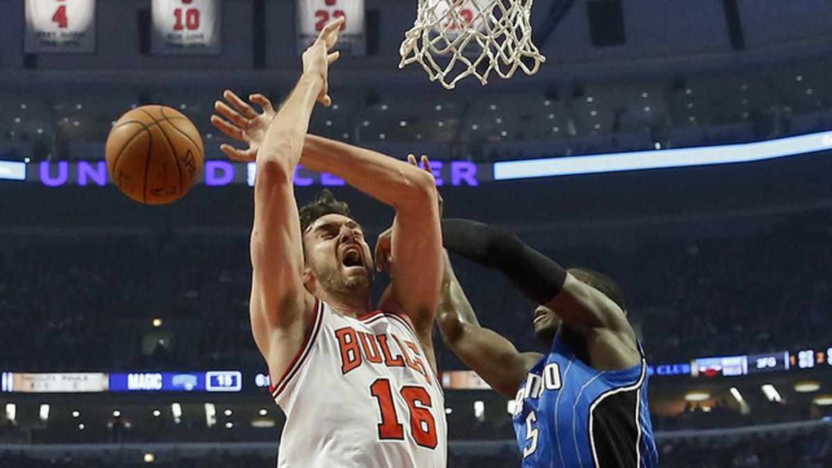 Victor Oladipo frustra una canasta de Pau Gasol, durante el partido entre los Bulls y los Magic disputado en Chicago