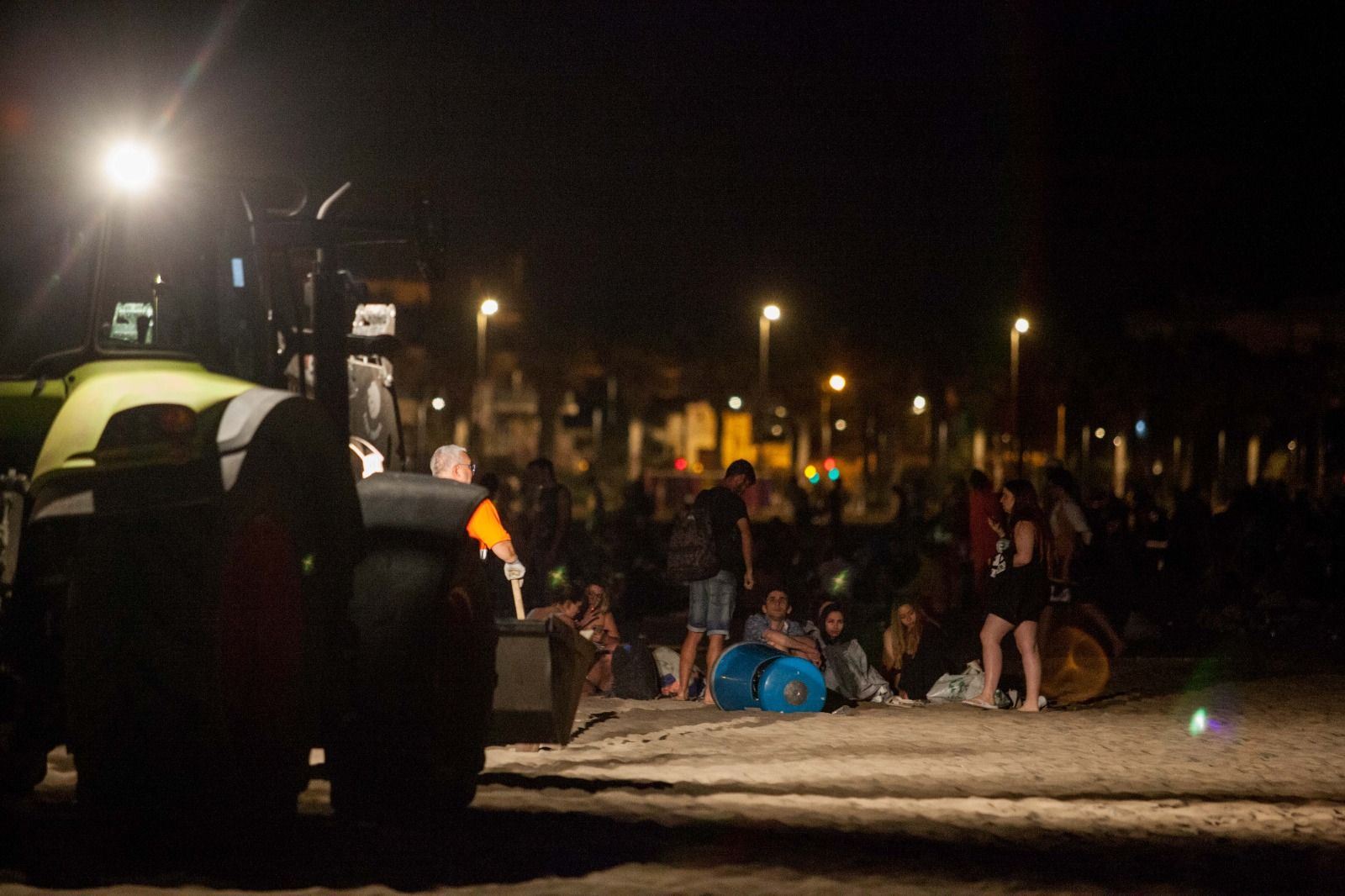 Desalojo y limpieza de las playas tras la noche de San Juan