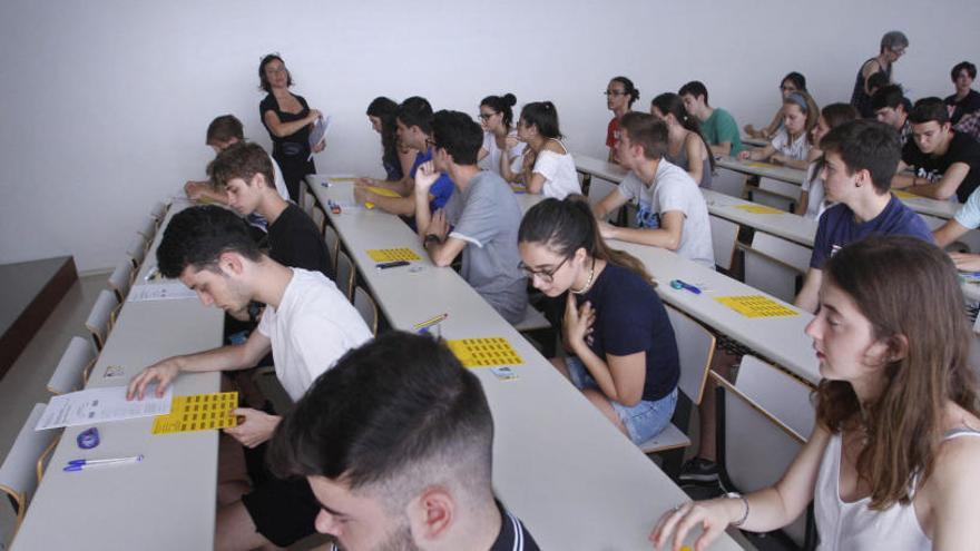 Alumnes a punt de començar un examen de selectivitat