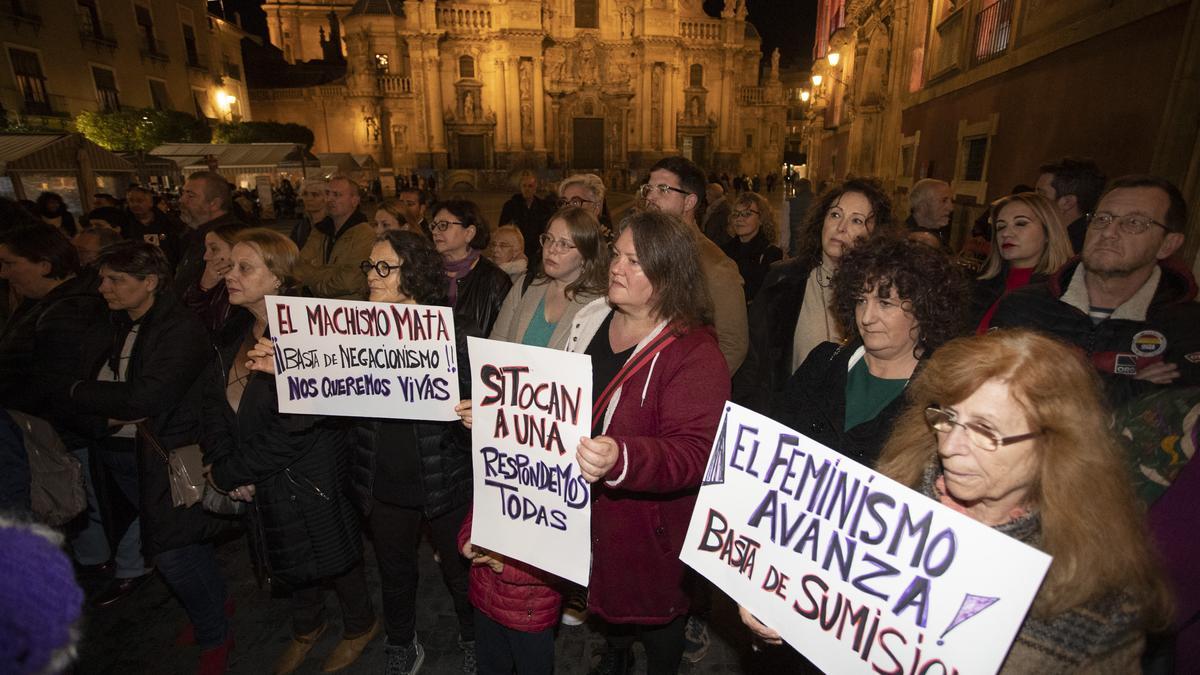 Concentración frente a la Catedral de Murcia para clamar contra la violencia machista.